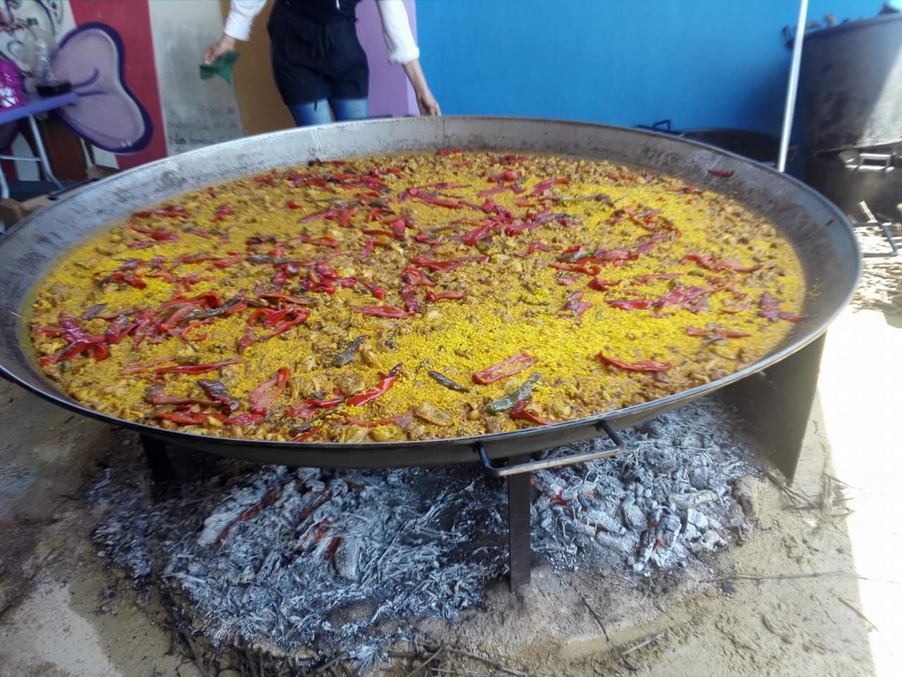Paella gigante a la leña en Benimeli