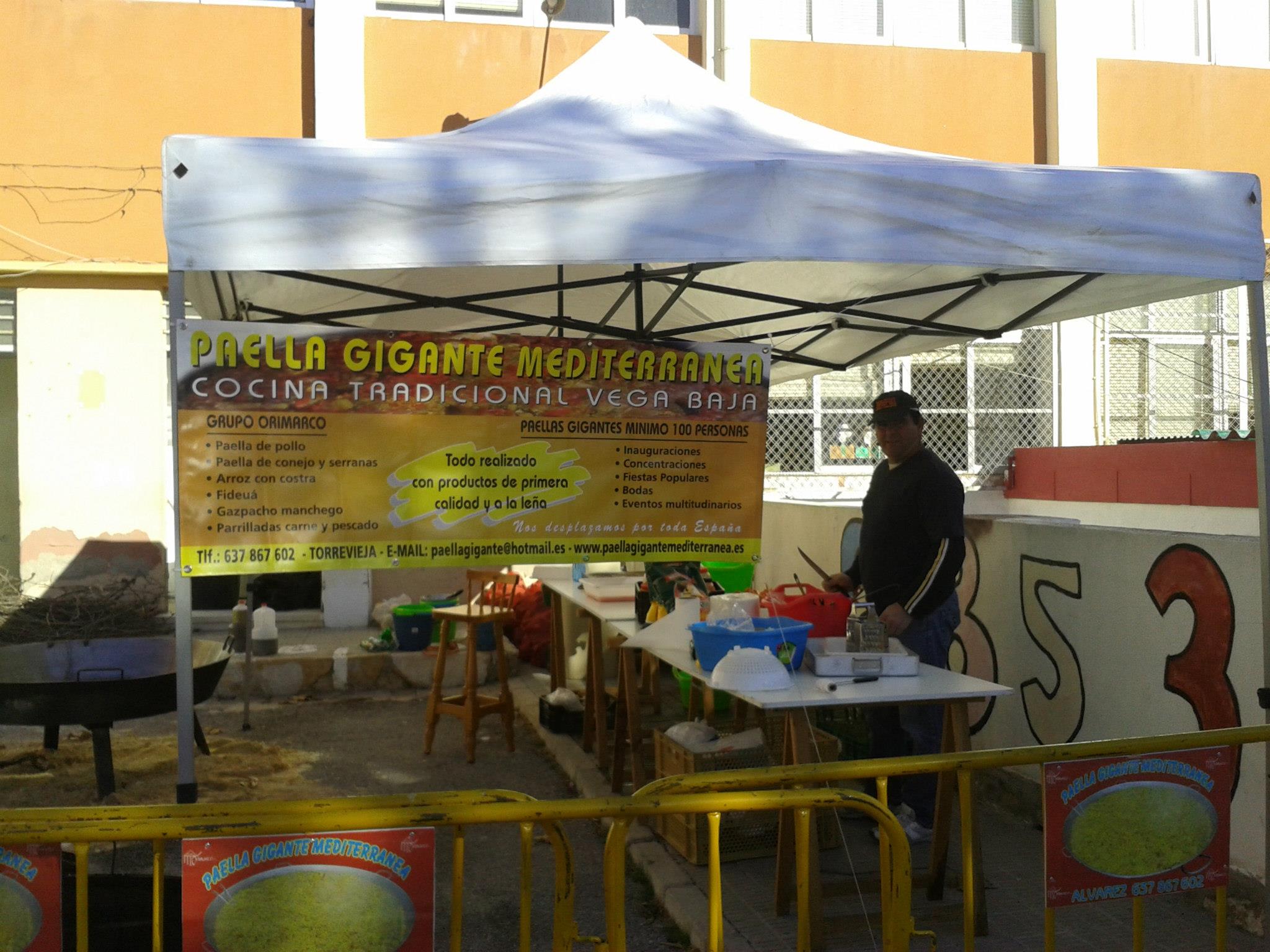 Puesto de Paella Gigante Mediterránea cocinando en un evento de pueblo